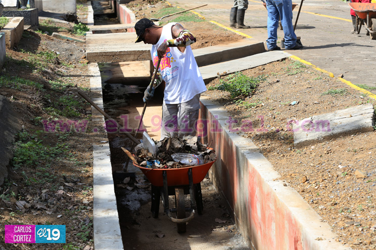 Alcaldía de Managua limpia cementerios de cara al Día de las Madres