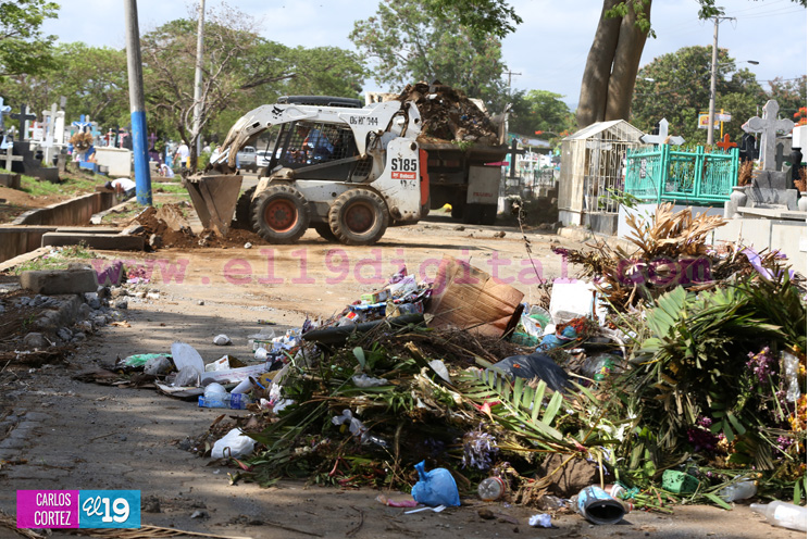 Alcaldía de Managua limpia cementerios de cara al Día de las Madres
