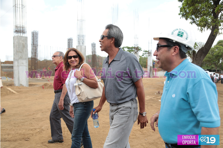 Denis Martínez visita construcción de nuevo Estadio Nacional de Béisbol