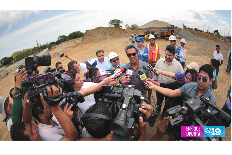 Denis Martínez visita construcción de nuevo Estadio Nacional de Béisbol
