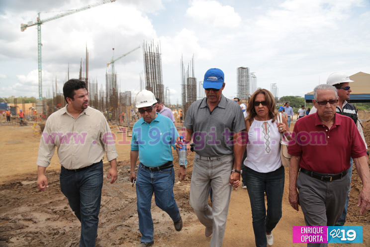 Denis Martínez visita construcción de nuevo Estadio Nacional de Béisbol