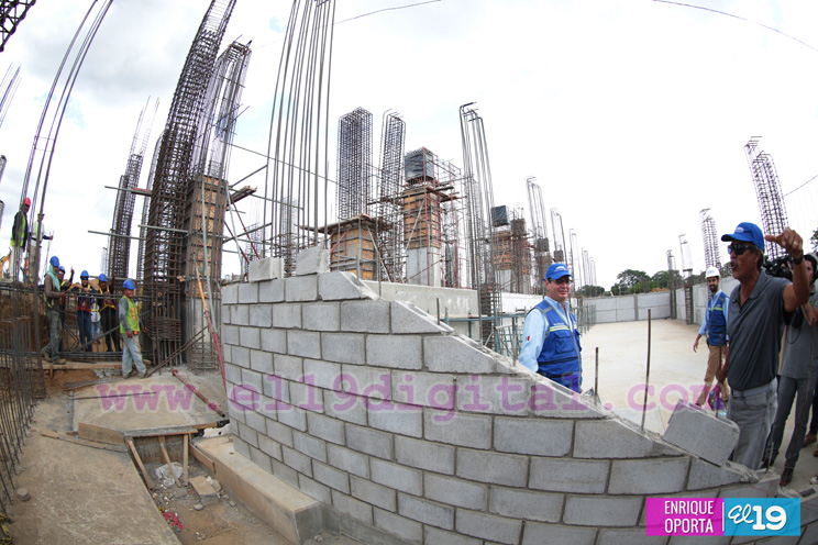 Denis Martínez visita construcción de nuevo Estadio Nacional de Béisbol