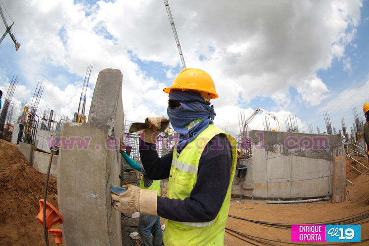 Denis Martínez visita construcción de nuevo Estadio Nacional de Béisbol