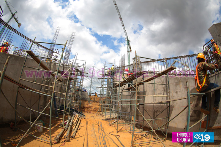 Denis Martínez visita construcción de nuevo Estadio Nacional de Béisbol