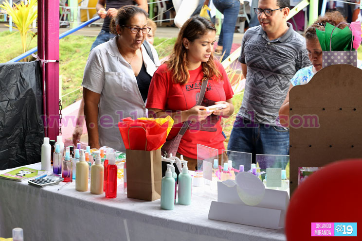 Artesanos y emprendedores presentan oferta de productos para regalarle a mamá