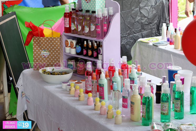 Artesanos y emprendedores presentan oferta de productos para regalarle a mamá