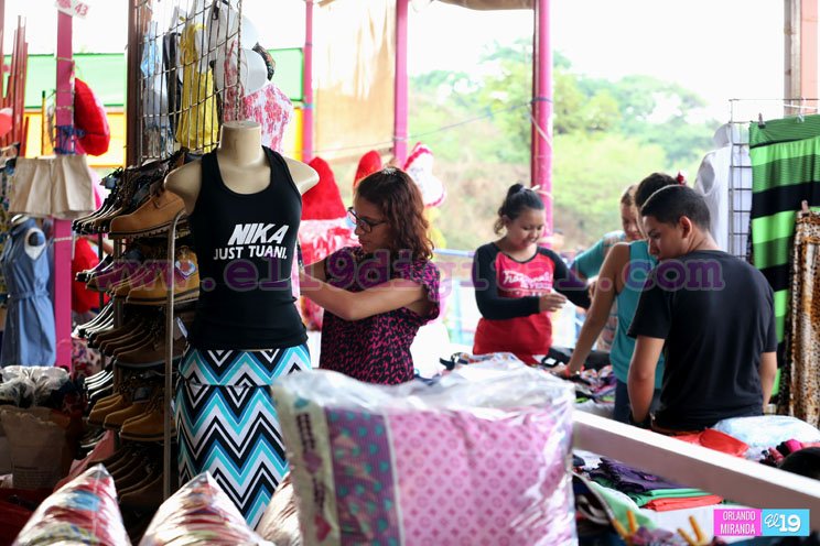 Artesanos y emprendedores presentan oferta de productos para regalarle a mamá