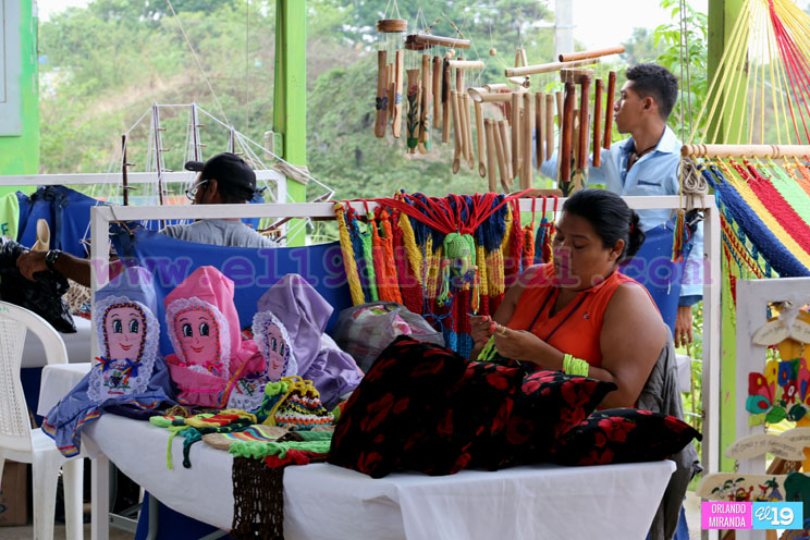 Artesanos y emprendedores presentan oferta de productos para regalarle a mamá