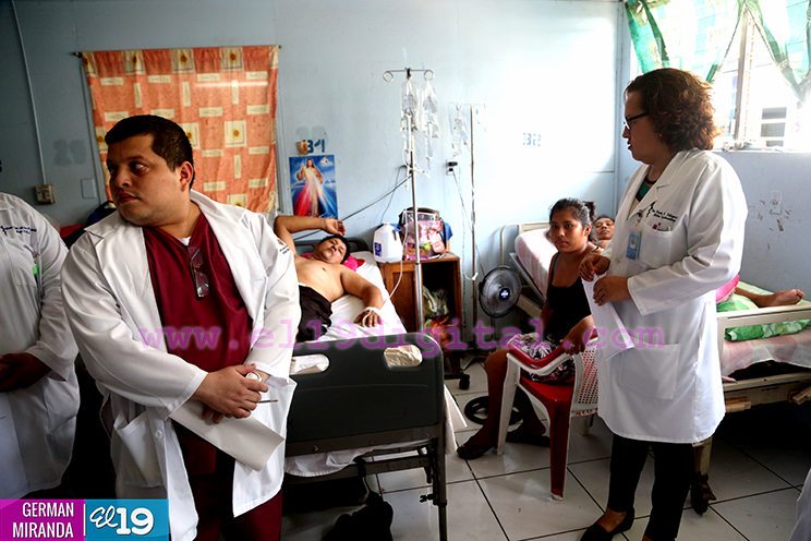 Personal m&eacute;dico conversa con familiares y pacientes del Hospital Antonio Len&iacute;n Fonseca 