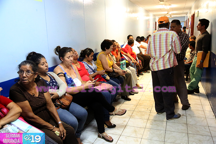 Personal m&eacute;dico conversa con familiares y pacientes del Hospital Antonio Len&iacute;n Fonseca 