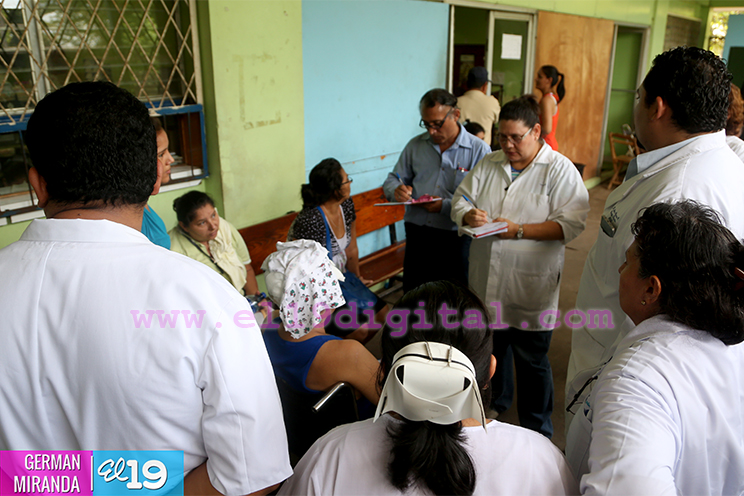 Personal m&eacute;dico conversa con familiares y pacientes del Hospital Antonio Len&iacute;n Fonseca 