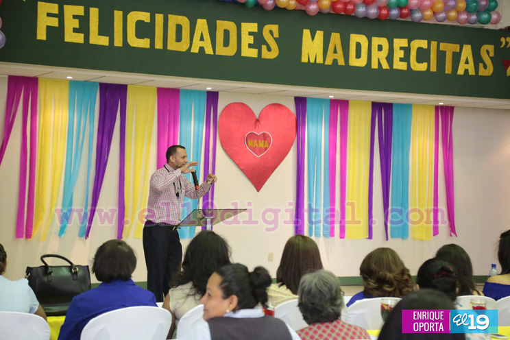 Secretaría de la Presidencia festeja a las madrecitas