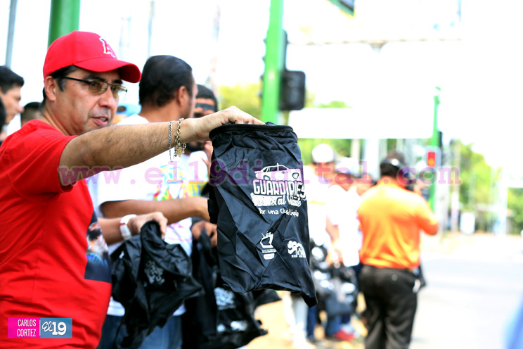 Entregan bolsos ecológicos a conductores para promover una capital limpia