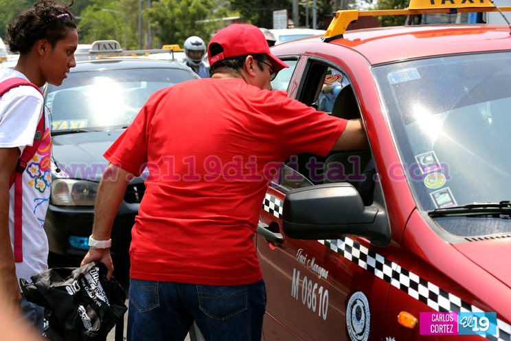 Entregan bolsos ecológicos a conductores para promover una capital limpia