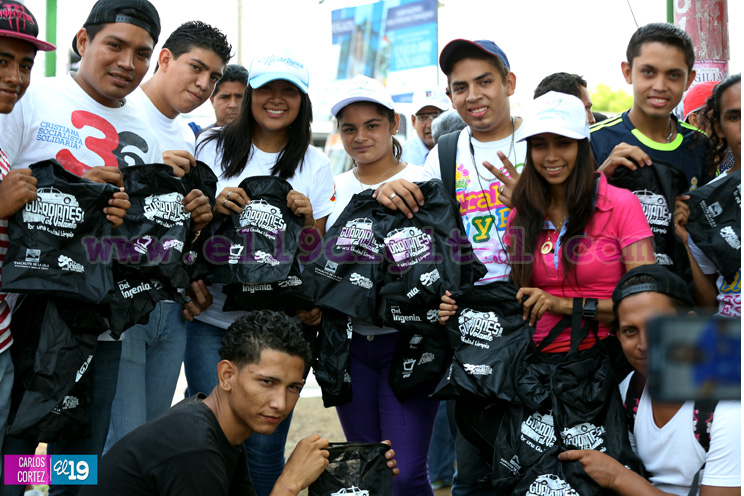 Entregan bolsos ecológicos a conductores para promover una capital limpia