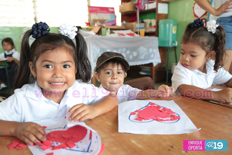 Niños del colegio Santa Rosa inician preparativos para festividades del Día de las Madres