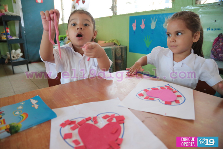Niños del colegio Santa Rosa inician preparativos para festividades del Día de las Madres