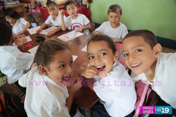 Niños del colegio Santa Rosa inician preparativos para festividades del Día de las Madres
