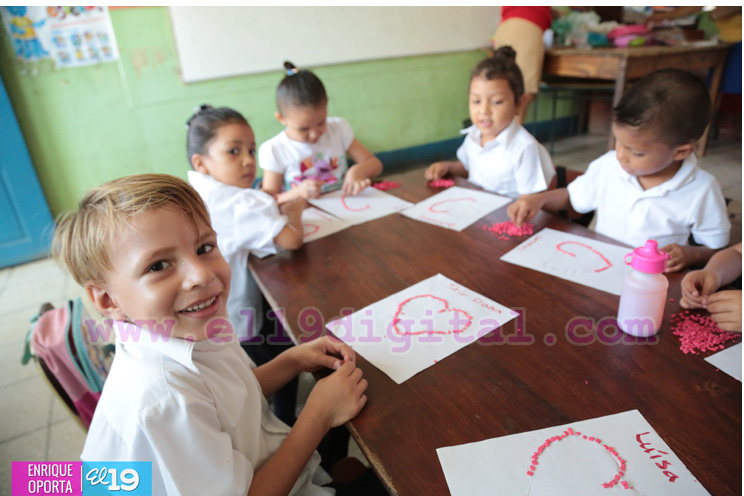 Niños del colegio Santa Rosa inician preparativos para festividades del Día de las Madres