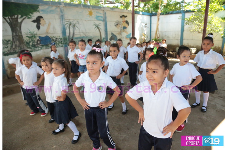 Niños del colegio Santa Rosa inician preparativos para festividades del Día de las Madres