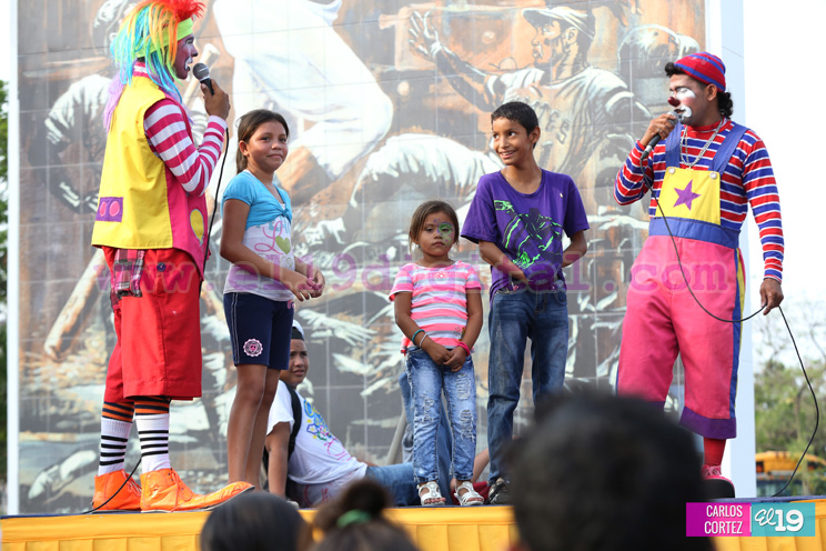 Miles de ni&ntilde;os recuerdan a Luis Alfonso Vel&aacute;zquez Flores jugando, cantando y bailando 