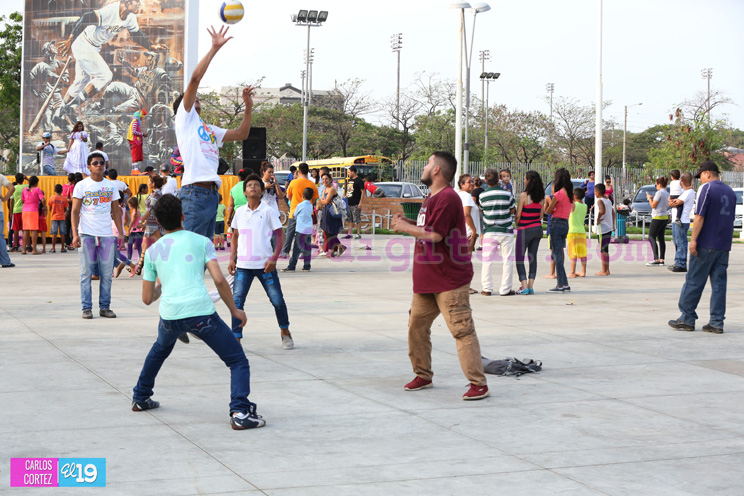 Miles de ni&ntilde;os recuerdan a Luis Alfonso Vel&aacute;zquez Flores jugando, cantando y bailando 