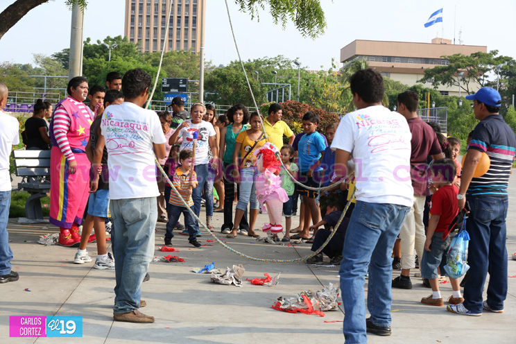 Miles de ni&ntilde;os recuerdan a Luis Alfonso Vel&aacute;zquez Flores jugando, cantando y bailando 