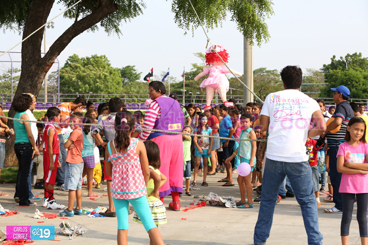 Miles de ni&ntilde;os recuerdan a Luis Alfonso Vel&aacute;zquez Flores jugando, cantando y bailando 