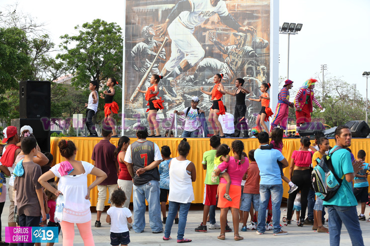 Miles de ni&ntilde;os recuerdan a Luis Alfonso Vel&aacute;zquez Flores jugando, cantando y bailando 