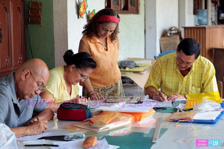 Conozca las manos “Manos Creativas” de doña Nydia