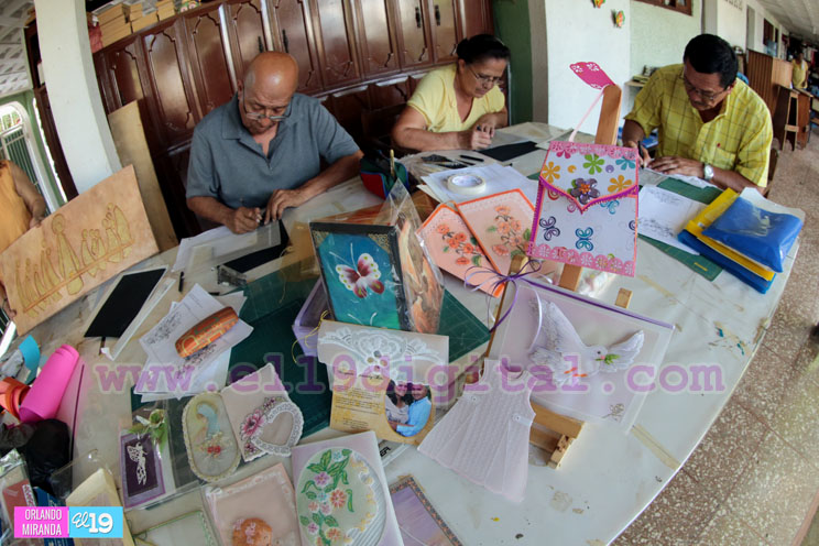 Conozca las manos “Manos Creativas” de doña Nydia