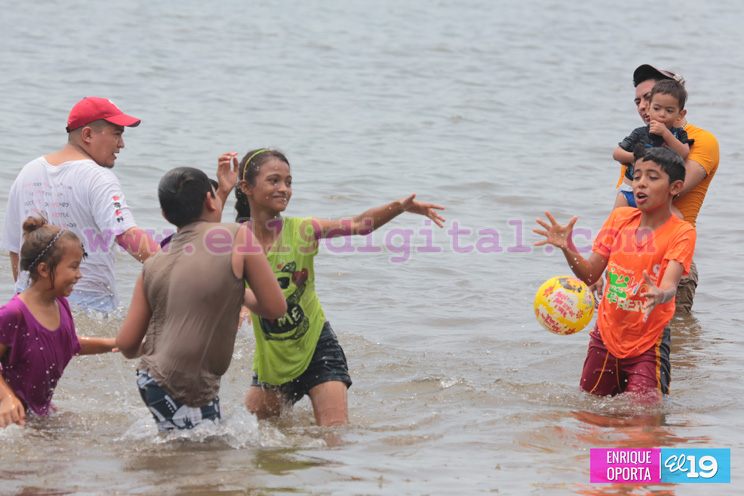 Familias disfrutan d&iacute;a de descanso en las aguas de Xilo&aacute;
