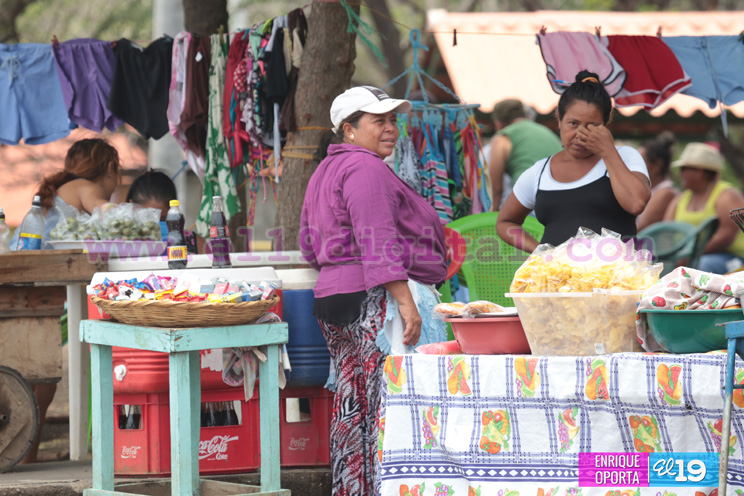 Familias disfrutan d&iacute;a de descanso en las aguas de Xilo&aacute;