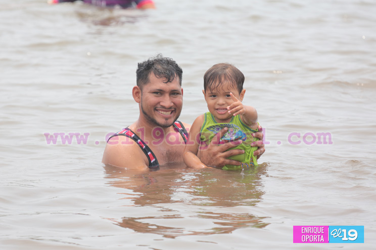 Familias disfrutan d&iacute;a de descanso en las aguas de Xilo&aacute;