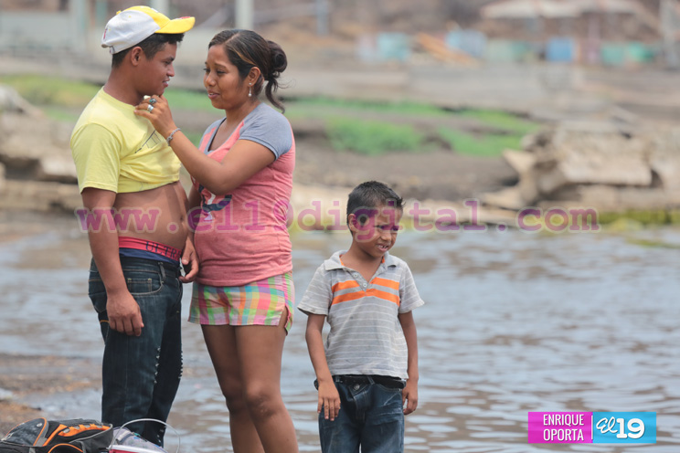 Familias disfrutan d&iacute;a de descanso en las aguas de Xilo&aacute;