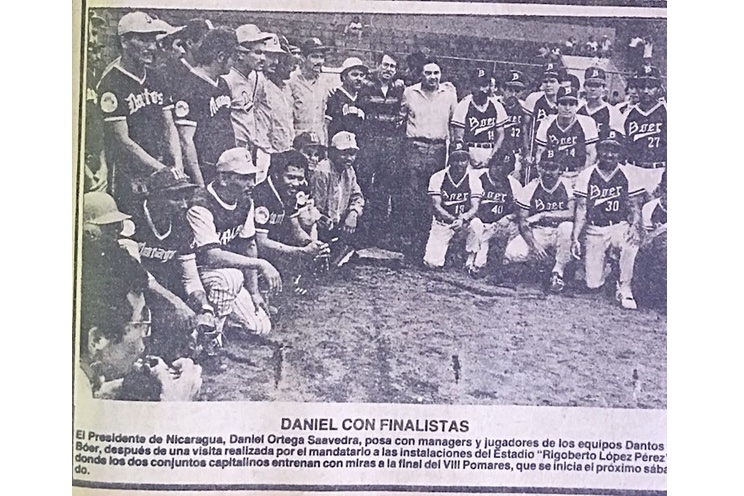 Comandante Daniel Ortega con equipos del B&oacute;er y Dantos (1987)