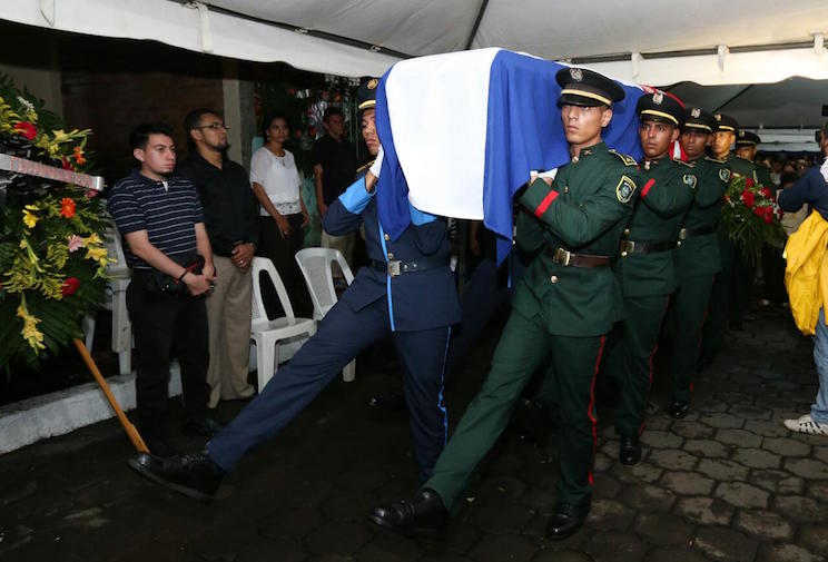 Vela del compa&ntilde;ero Ren&eacute; N&uacute;&ntilde;ez en Le&oacute;n