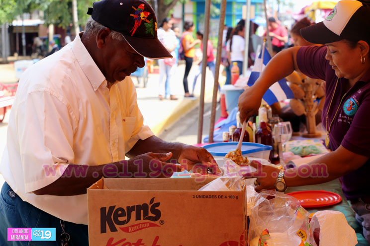 Alegre feria dominical de la econom&iacute;a familiar en Tipitapa