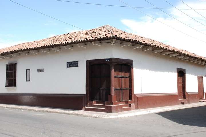 León