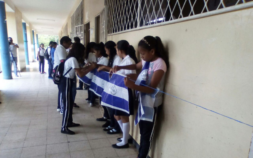 Estudiantes inician homenajes a la Patria decorando sus colegios