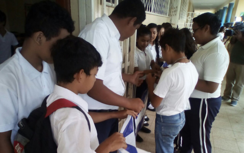 Estudiantes inician homenajes a la Patria decorando sus colegios