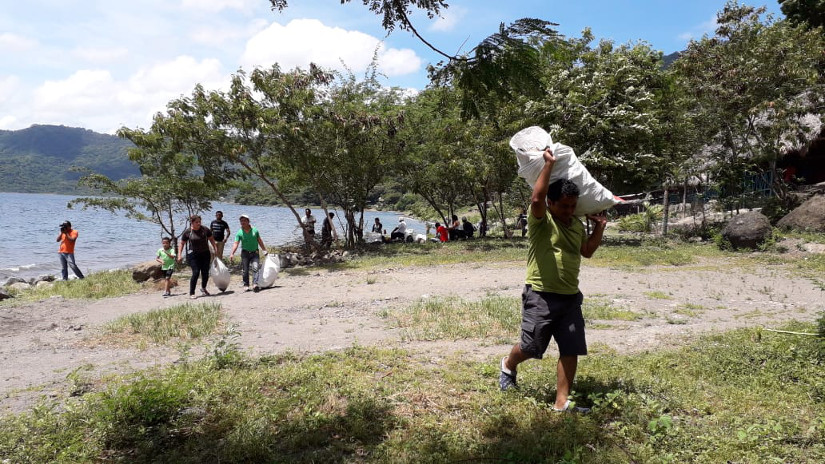 Jornada de limpieza en una de las lagunas más bellas del mundo