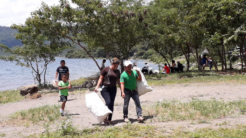 Jornada de limpieza en una de las lagunas más bellas del mundo