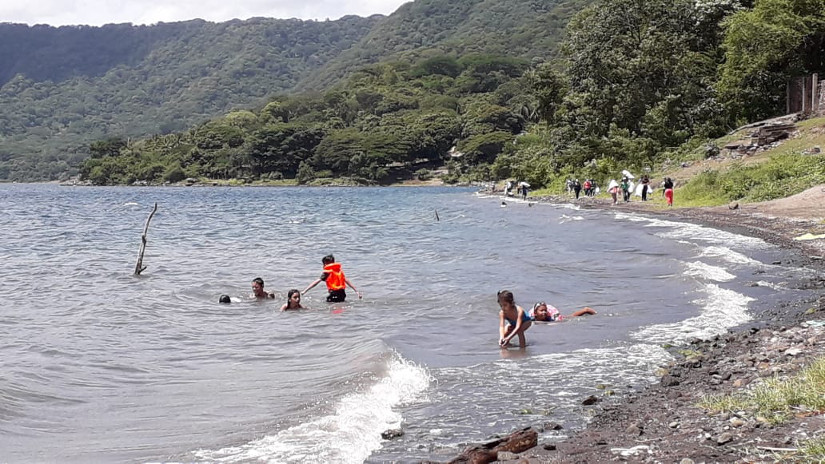 Jornada de limpieza en una de las lagunas más bellas del mundo