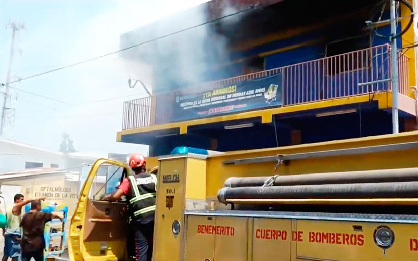 Voraz incendio consume segunda planta de Tienda Azul en Rivas