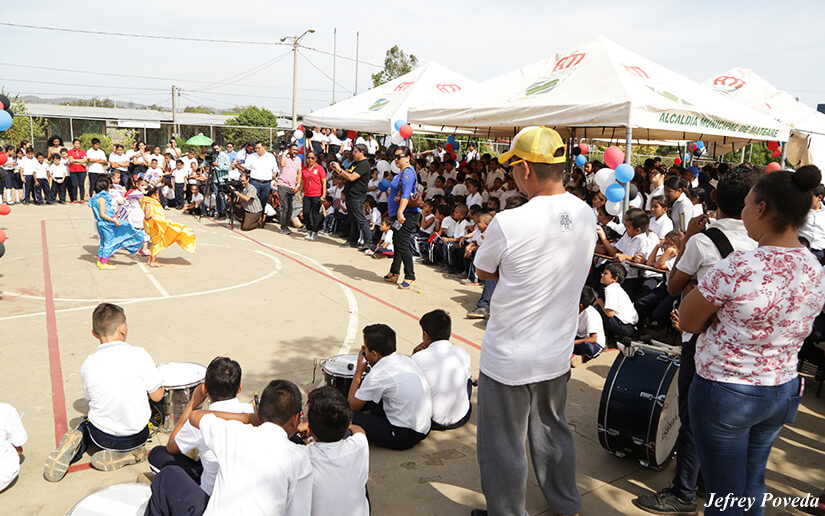 colegio-tomas-homenaje