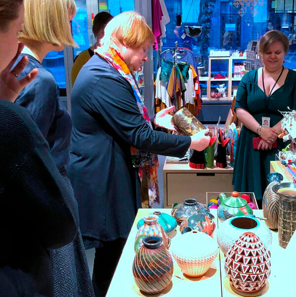 Expresidenta de Finlandia, Tarja Halonen, visita exposición de artesanía nicaragüense