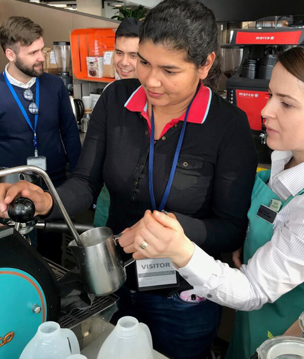 Junieth Leiva de la Cooperativa Agrícola SOPPEXCCA está en Londres y Bristol para la Quincena de Comercio Justo