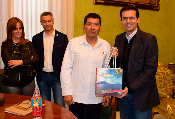 Embajador de Nicaragua sostiene encuentro con Alcalde de Granada en España