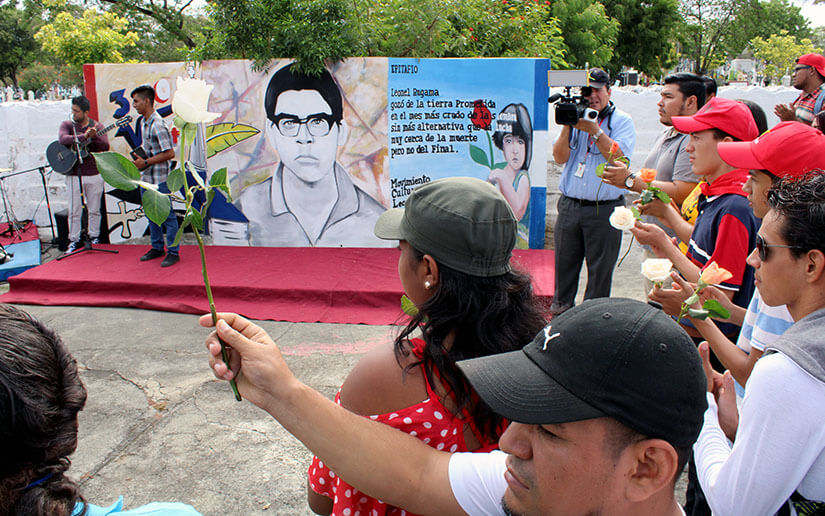 Juventud nicaragüense saluda el natalicio del poeta guerrillero Leonel ...